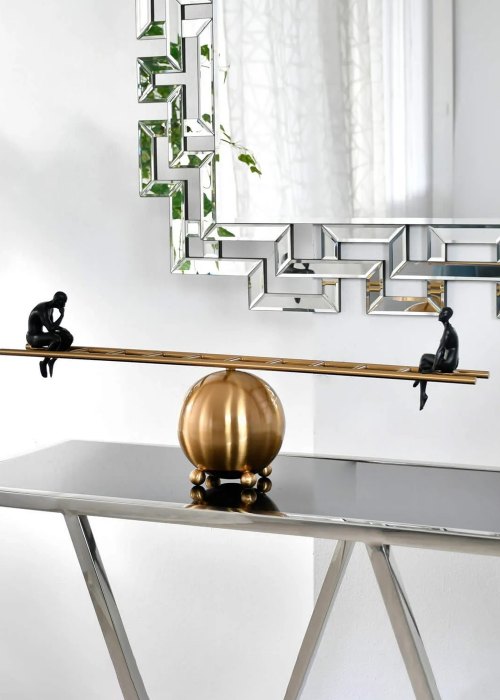 Escultura Escalera en Equilibrio Dorado y Negro Neutro