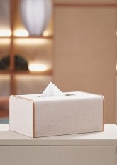 Caja porta pañuelos con detalles dorados y costura