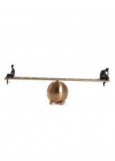 Escultura Escalera en Equilibrio Dorado y Negro