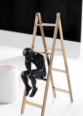 Escultura de un hombre pensante L